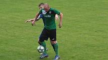 Slušovičtí fotbalisté (modré dresy) doma porazili Velké Karlovice 1:0.