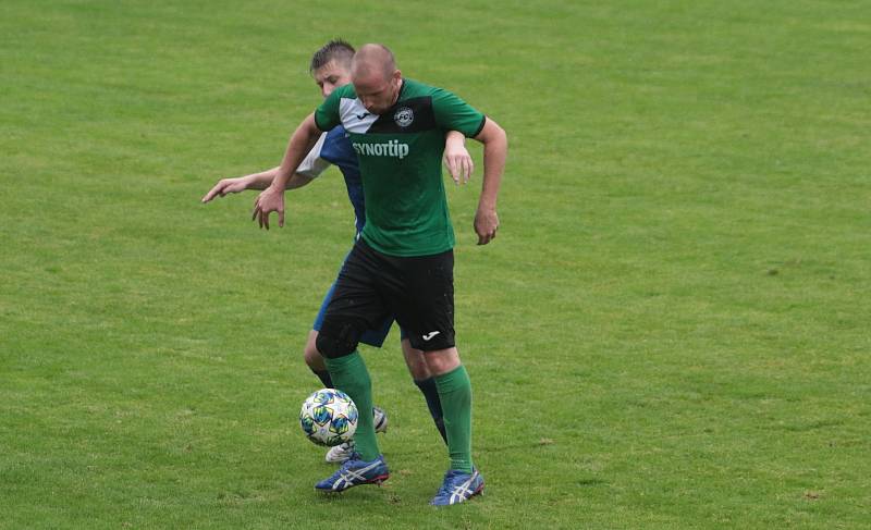 Slušovičtí fotbalisté (modré dresy) doma porazili Velké Karlovice 1:0.