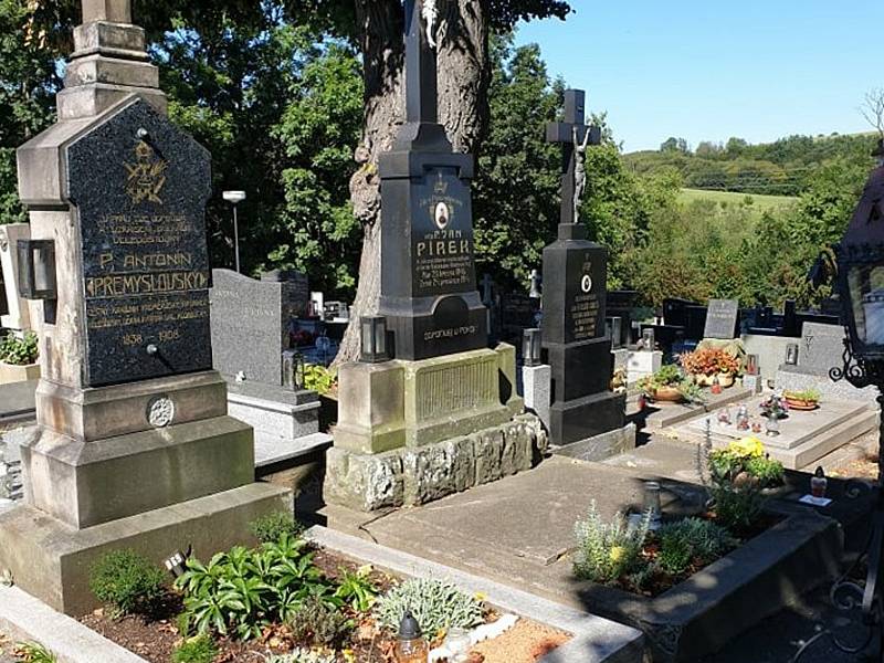 Obnovených nápisů na hrobech osobností si mohli povšimnout lidé při návštěvě hřbitova ve Valašských Kloboukách.