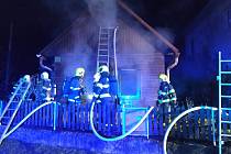Plameny zachvátily dřevěnici ve Vysokém Poli, zasahovalo sedm jednotek hasičů; úterý 28. února 2023