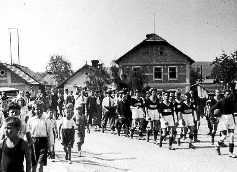 ŽELECHOVICE NAD DŘEVNICÍ, SLAVNOSTNÍ PRŮVOD. Obyvatelé obce uspořádali veliký pochod obcí. Konal se asi ve třicátých letech 20. století.