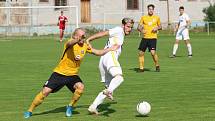 Fotbalisté Zlína B (bílé dresy) v 6. kole MSFL prohráli v Rosicích 1:2.