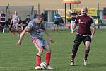 Malenovičtí fotbalisté (v šedých dresech) vyrazili za záchranou, když doma zdolali Jaroslavice 2:0.