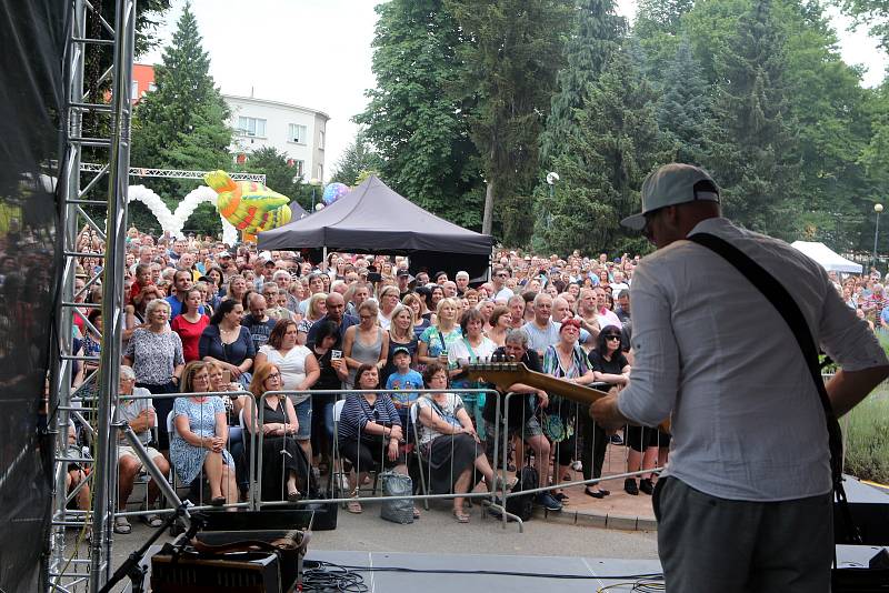 ZLÍN ŽIJE: Velkolepý třídenní festivalPáteční koncert skupiny Fleret u zámku.