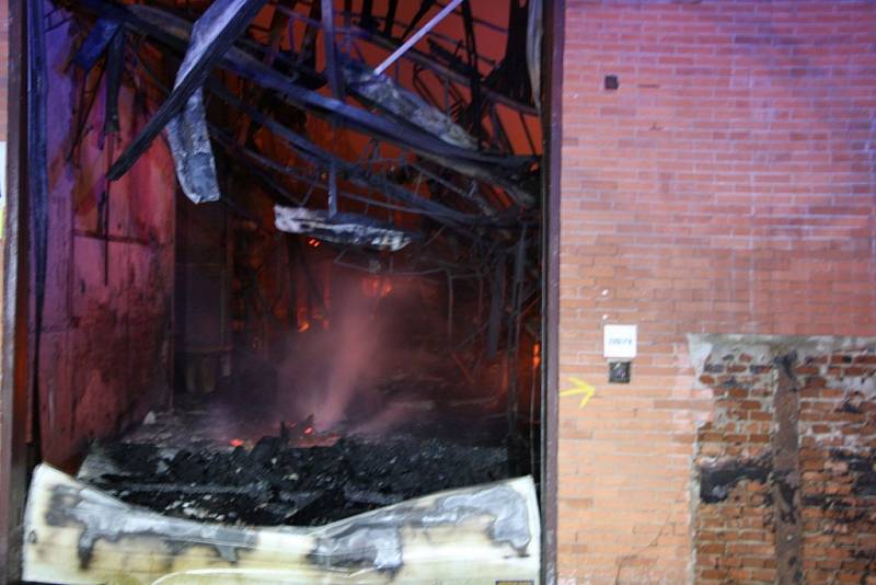Rozsáhlý požár budovy v areálu Toma v Otrokovicích 