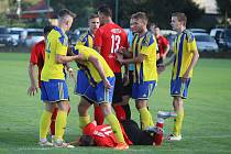 Divizní fotbalisté Baťova (ve žlutém) slavili první výhru sezony, doma přetlačili mladý výběr Přerova 3:1.