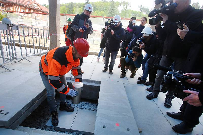 Ukládání časové schránky pro budoucí generace do podlahy na kolonádě v Luhačovicích.