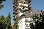 Nová střecha na věži lukovského kostela sv. Josefa bude z mědi. 