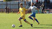 Fotbalisté Otrokovic (modro-bílé dresy) podruhé v sezoně zvítězili, porazili Jihlavu "B" 2:0.