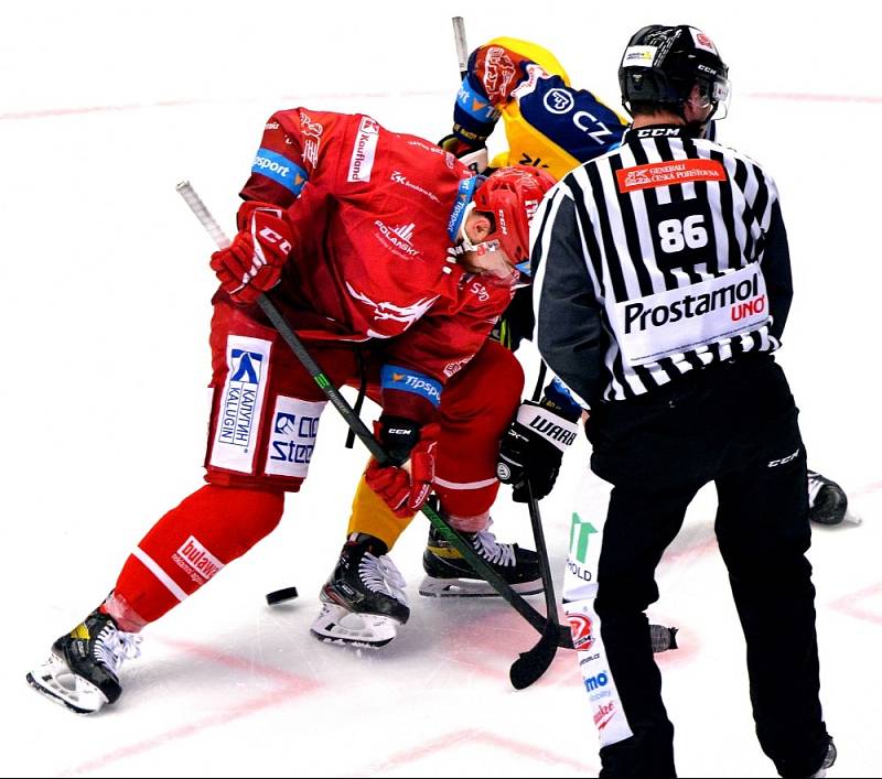 Hokejisté Třince (červené dresy) v 41. kole Tipsport extraligy vyzvali zlínské Berany.