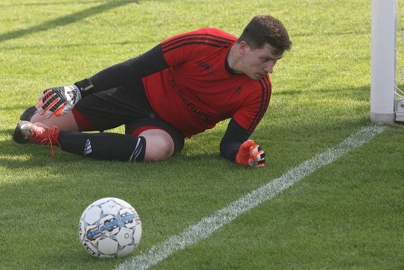 Fotbalisté Tlumačova (modré dresy) v rámci oslav výročí devadesáti let kopané v obci porazili Zdounky 2:0.