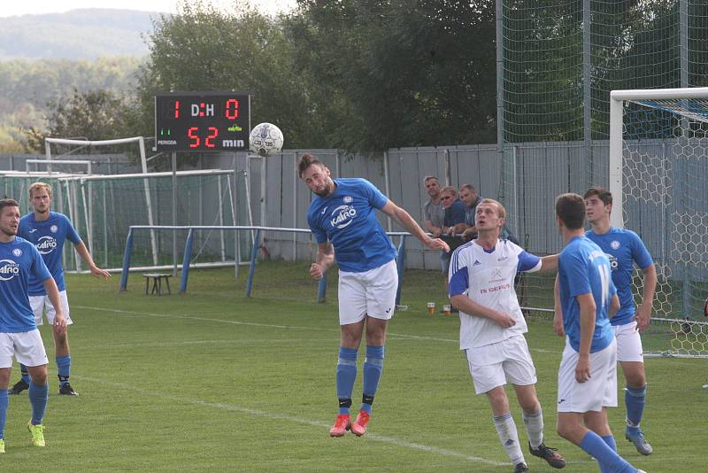 Fotbalisté Tlumačova (modré dresy) v rámci oslav výročí devadesáti let kopané v obci porazili Zdounky 2:0.