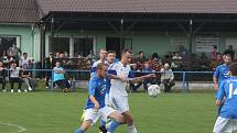 Fotbalisté Tlumačova (modré dresy) v rámci oslav výročí devadesáti let kopané v obci porazili Zdounky 2:0.