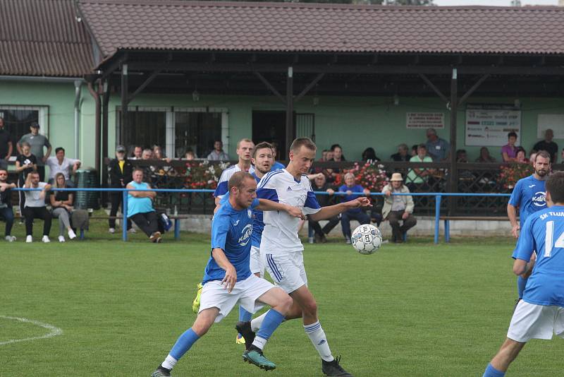 Fotbalisté Tlumačova (modré dresy) v rámci oslav výročí devadesáti let kopané v obci porazili Zdounky 2:0.