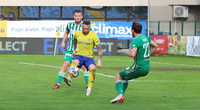 Fotbalisté Zlína (žluté dresy) ve 3. kola skupiny o záchranu podlehli pražským Bohemians 1905 1:4.