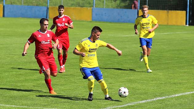 Fotbalisté Zlína B (žluté dresy) zvítězili ve 2. kole MSFL nad Blanskem 1:0.