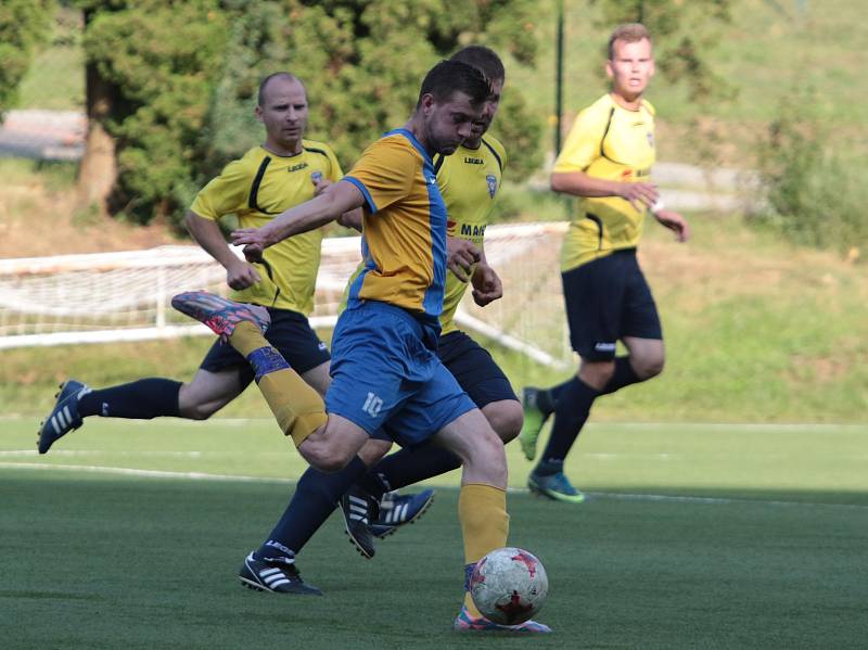 Fotbalisté Pasek (ve žlutomodrých dresech) doma ve 24. kole okresního přeboru Zlínska jasně přehráli Újezd 6:2