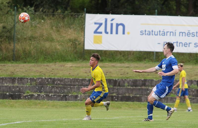 Fotbalisté Slavičína (v modrých dresech) na úvod přípravy zvítězili na Vršavě se Zlínem B 2:1