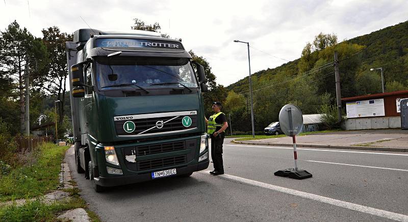 Policisté kontrolují ve čtvrtek 29. září 2022 v Brumově-Bylnici vozidla na hraničním přechodu se Slovenskem.