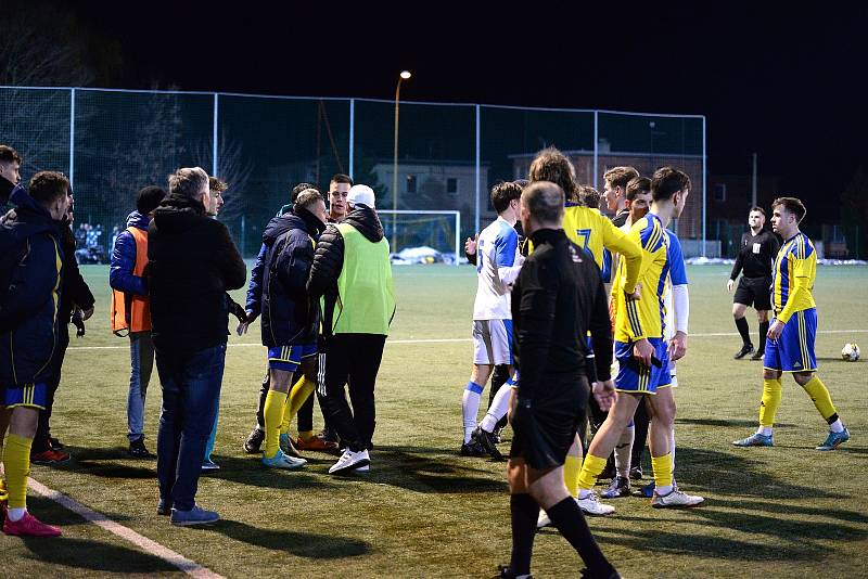 Divizní fotbalisté Baťova (ve žlutém) ve 14. kole, úvodním jarním, doma remizovali s Přerovem 1:1.