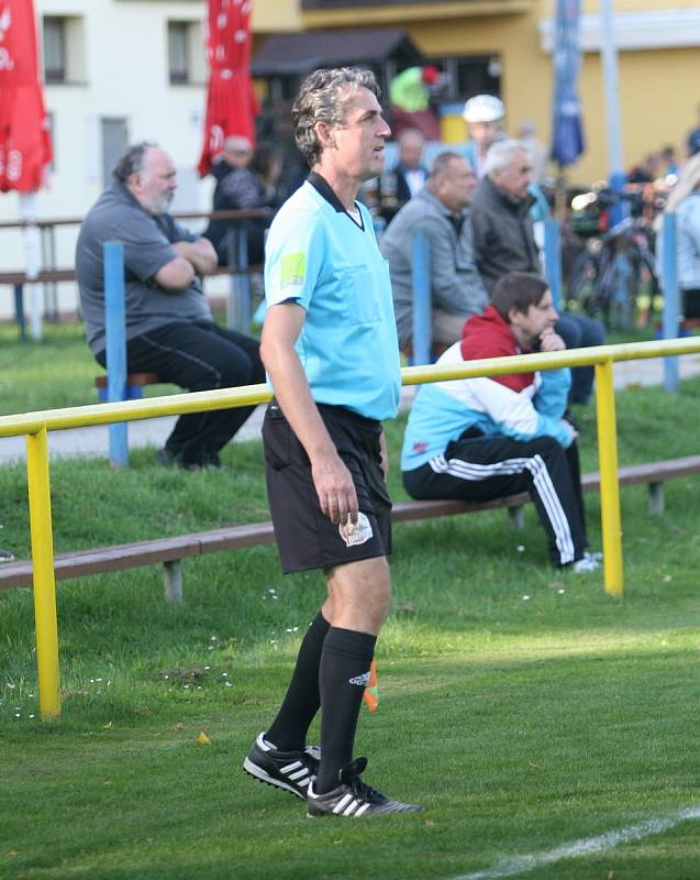 Fotbalisté Kvasic (v červeném) v 10. kole krajského přeboru naplno potvrdili roli favorita a před svými fanoušky jasně 4:0 porazili Nedašov.