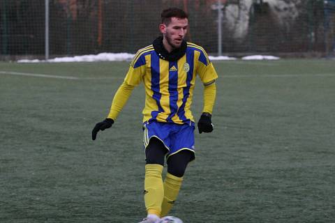 Divizní fotbalisté Baťova (ve žlutém) v úvodním přípravném duelu zimním přípravy v sobotu doma podlehli Luhačovicím (krajský přebor) 1:2.