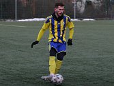 Divizní fotbalisté Baťova (ve žlutém) v úvodním přípravném duelu zimním přípravy v sobotu doma podlehli Luhačovicím (krajský přebor) 1:2.