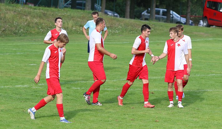 Fotbalisté Kroměříže "B" (červeno-bílé dresy) jsou zatím bez ztráty bodů. Ilustrační foto.