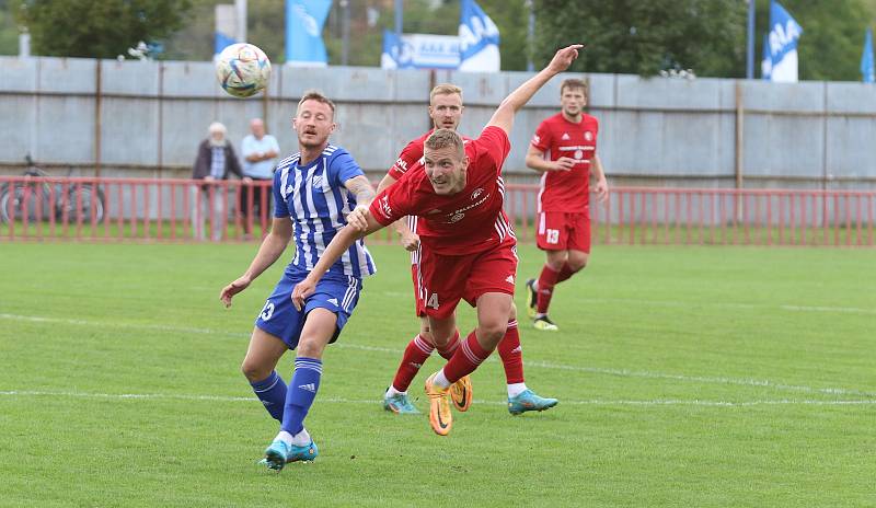 Fotbalisté Kvítkovic (modro-bílé dresy) v Mol Cupu prohráli s Třincem 1:5.