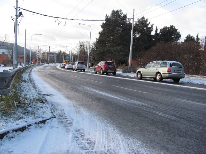 První sníh zkomplikoval v pondělí 28. 11. dopravu ve Zlíně.