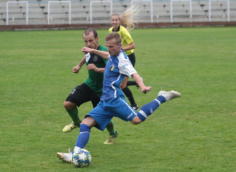 Slušovičtí fotbalisté (modré dresy) doma porazili Velké Karlovice 1:0.