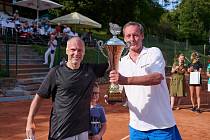 Jubilejní 10. ročník tenisového turnaje Lázně Luhačovice Cup ovládl Robert Heč a Pavel Calábek.