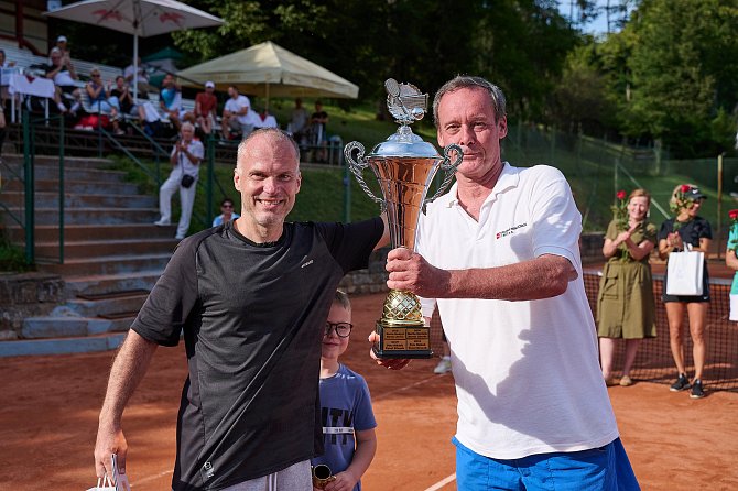 Jubilejní 10. ročník tenisového turnaje Lázně Luhačovice Cup ovládl Robert Heč a Pavel Calábek.