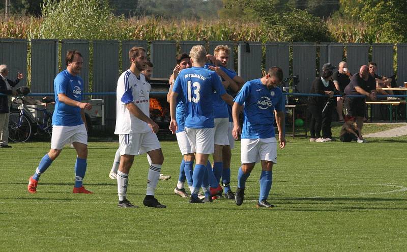 Fotbalisté Tlumačova (modré dresy) v rámci oslav výročí devadesáti let kopané v obci porazili Zdounky 2:0.