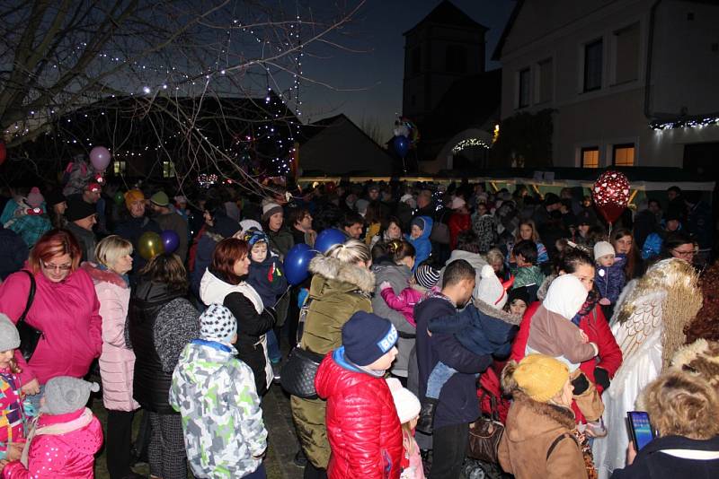 V Tlumačově rozsvítili vánoční stromek. Předtím si užili adventní jarmark