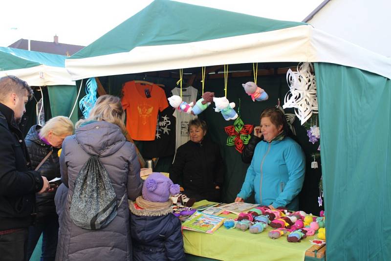 V Tlumačově rozsvítili vánoční stromek. Předtím si užili adventní jarmark