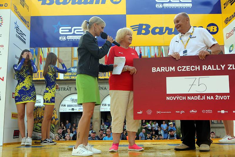 Slavnostní vyhlášení výsledků 51. ročnku Barum Czech Rally Zlín před radnicí. Z prvenství se posedmé v řadě, po desáté celkově, radoval Jan Kopecký.