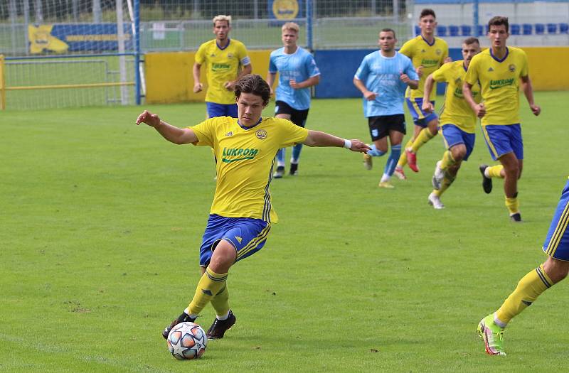 Fotbalisté Zlína B (žluté dresy) v 5. kole MSFL přehráli Znojmo 4:0. Foto: Jan Zahnaš