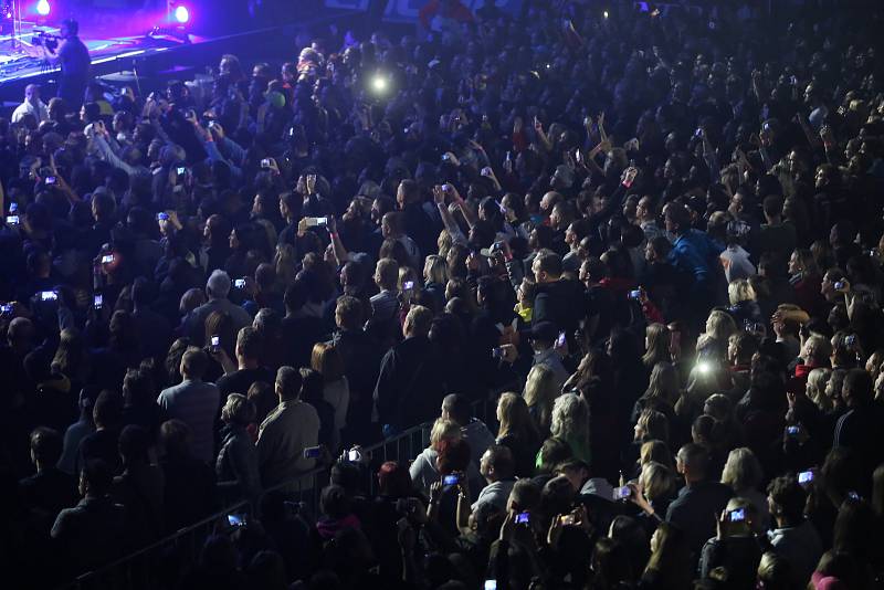 Koncert Chinaski "Není nám do pláče tour"  2017 na zimním Stadionu ve Zlíně.