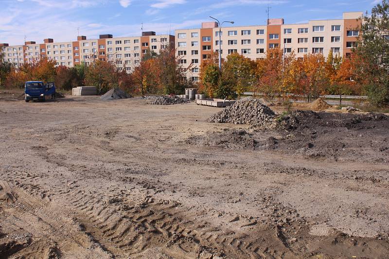 Po zbouraném torzu na Jižních svazích zůstává skládka suti a stavebního materiálu. Město zde plánuje vybudovat dočasné parkoviště.