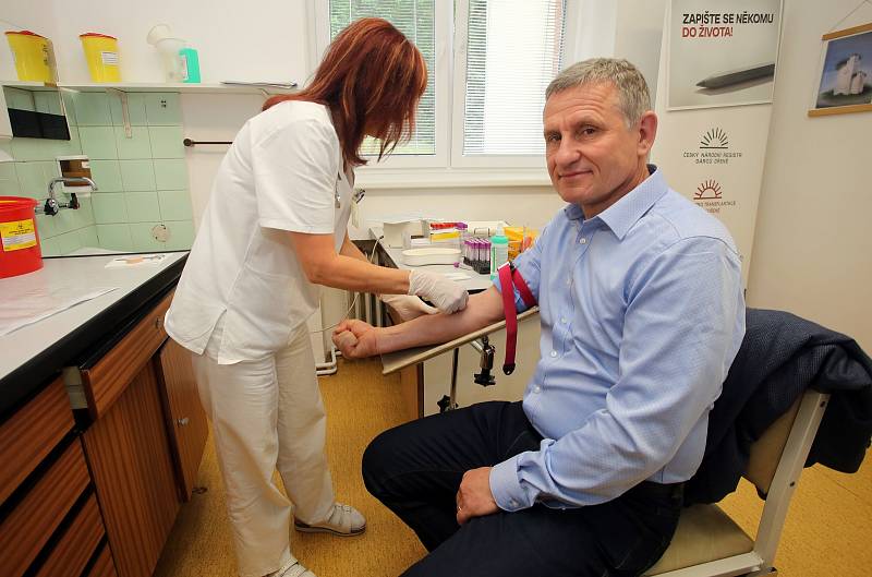 Daruj krev s Miss v  transfuzní stanici  Krajské nemocnice T. Bati ve Zlíně. Jiří Čunek