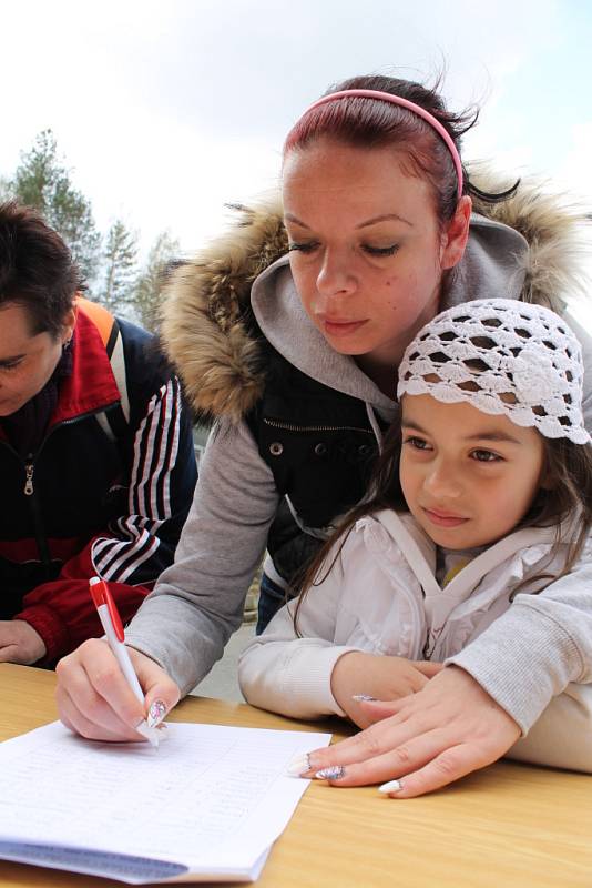 Ve zlínském Útulku pro zvířata v nouzi se v sobotu 21. dubna 2012 konalo Útulkové jaro. Více než stovka lidí vyrazila s přidělenými psy na procházku po okolí.