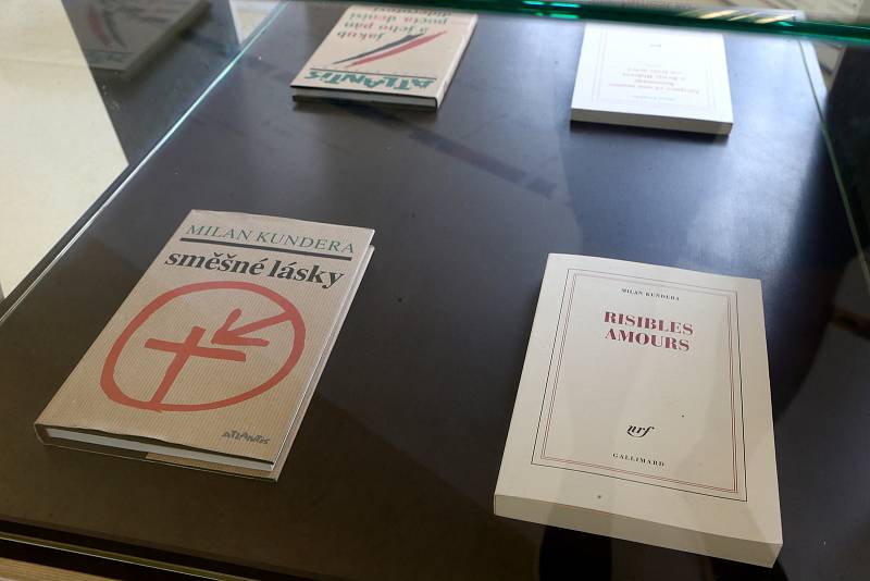 Výstava Milan Kundera (neztracen) v překladech .Krajská knihovna Františka Bartoše ve Zlíně.