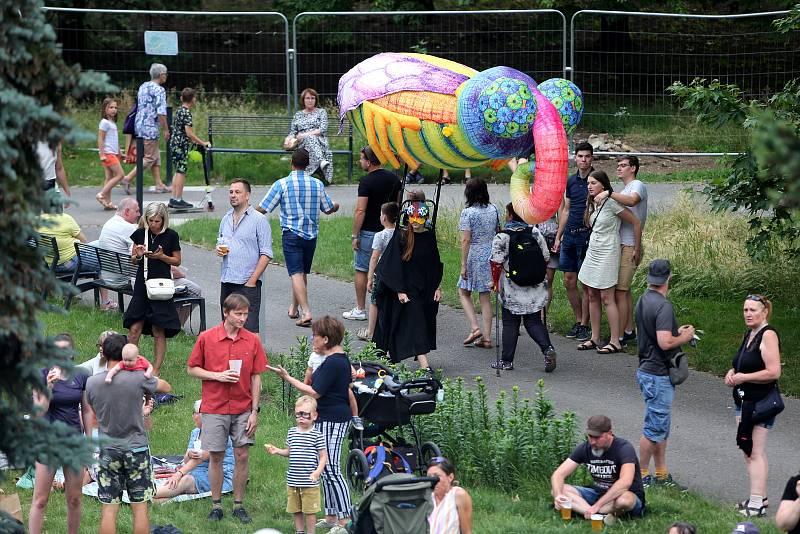 ZLÍN ŽIJE: Velkolepý třídenní festivalPáteční koncert skupiny Fleret u zámku.