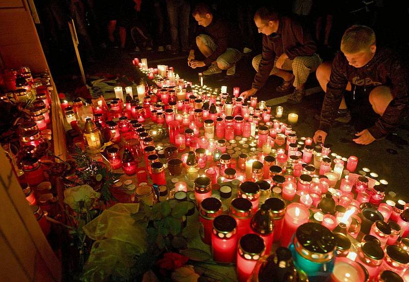 Po tragické nehodě, při které zahynul ve středu 7. září hokejista Karel Rachůnek, si fanoušci v podvečer zapálením svíček u zimního stadionu připoměli jeho působení ve Zlíně.