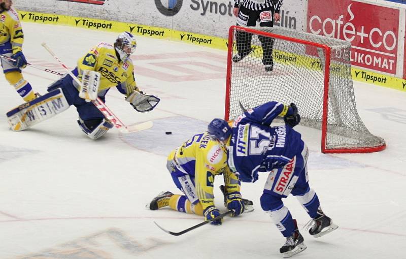 V úvodním utkání finále play off extraligy hokejistů hostil Zlín (ve žlutém) v moravském derby Kometu Brno.