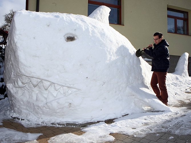 Sněhová socha žraloka v obci Držková.