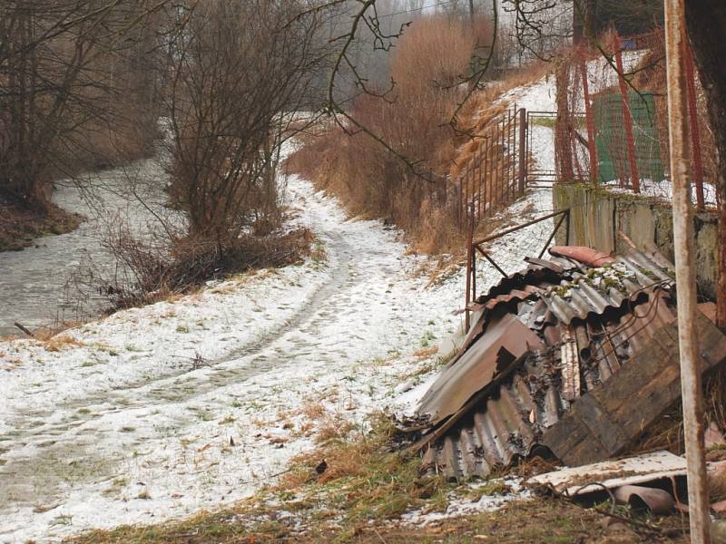 Zablácenou pěšinu podél řeky Brumovky již tento rok nahradí nová cyklostezka. 