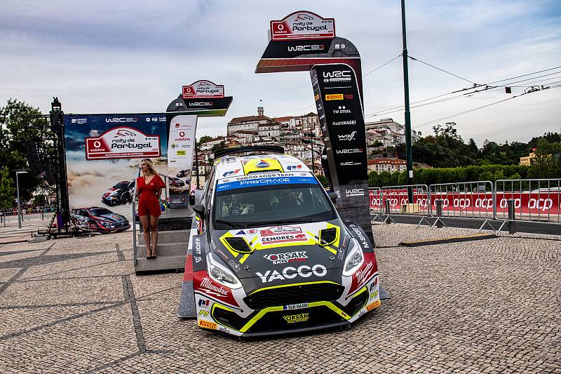 Posádka Erik Cais se spolujezdcem Petrem Těšínským dojela na Portugalské rally i přes havárii na konečném 42. místě.