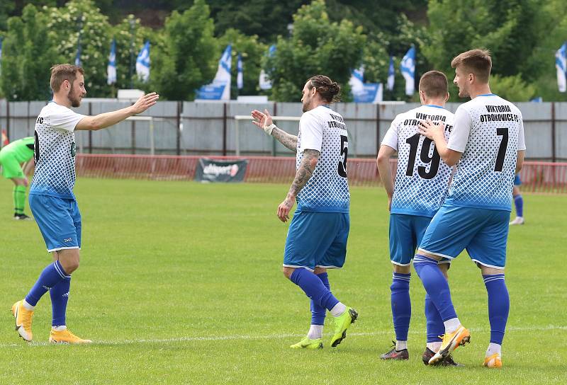 Fotbalisté Otrokovic (v bílých dresech) si v sobotu dokázali poradit s divizním Přerovem 4:2.